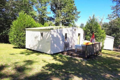 Dieses schöne Ferienhaus in der Region Limousin hat eine schöne Lage, in der Nähe des Waldes und nur 10 Meter zu Fuß vom Badesee mit Sandstrand und Liegewiese entfernt. Camping Domaine des Forges ist Teil des Plan d'Eau und liegt am Rande eines 100 H...