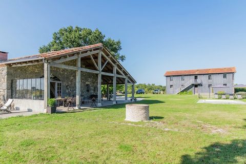 La hermosa casa de vacaciones Haut de Gamme tiene una ubicación tranquila, cerca de muchos lugares hermosos, bonitas tiendas y acogedores restaurantes. Es ideal para vacaciones en familia o con amigos. La casa no está lejos de Casteljaloux, la hermos...