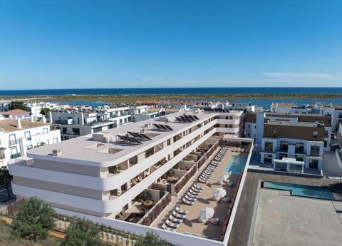 Entdecken Sie dieses erstaunliche Apartmenthaus im charmanten Dorf Cabanas de Tavira, einem der begehrtesten Reiseziele an der Algarve. Diese Anlage liegt nur 50 Meter von der Ria Formosa entfernt und bietet einfachen Zugang zu den paradiesischen Cab...