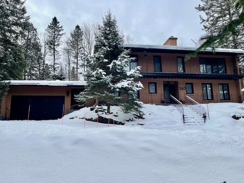 Willkommen auf dem Mont Belvedere, einer Oase der Ruhe, in der Komfort und Ruhe auf Sie warten. Dieses prächtige Haus mit 4 Schlafzimmern, 2 Bädern und 2 Duschbädern bietet eine ideale Aufteilung, da sich alle Schlafzimmer auf derselben Ebene befinde...