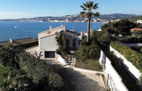 In a gated residence, nestled in an elevated position on a 1000 m2 plot, this 200 m2 villa offers a breathtaking panoramic view of the Bandol-Sanary bay, where the blue of the sea merges with the sunny sky of Sanary-sur-Mer for more than 300 days a y...