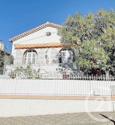 Residential area of Baja California, quiet and 200 meters from the Croisette. Very rare on the sector , detached house of about 100 sqm on the main level and, in addition, about 100 sqm on the lower level converted into apartment . In addition, an in...