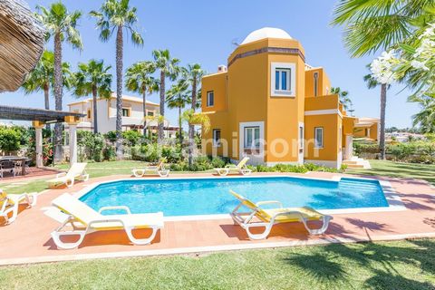 Magnificent villa with four bedrooms, swimming pool, wonderful open view to the countryside and with very close distance to the centre of Guia. The automatic gates opens up to a paved road and a beautiful entrance. Fully equipped kitchen and a cozy s...