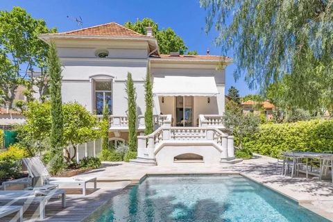 In the sought-after district of Le Cannet Mairie, in a quiet location overlooking the park and swimming pool, recently renovated villa of approx. 285 m2 with quality materials and top-of-the-range features. It comprises a vast living/dining room, a k...