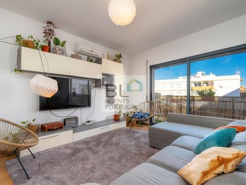 Elegante 2+1-Zimmer-Wohnung in einer privaten Wohnanlage mit Swimmingpool Dieses elegante Apartment mit 2+1 Schlafzimmern liegt gegenüber dem atemberaubenden Yachthafen von Olhão, im Herzen einer der exklusivsten Lagen der Stadt. Es befindet sich in ...