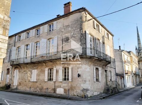 Uw ERA-makelaarskantoor in Sainte-Foy la Grande presenteert deze authentieke burgerlijke residentie uit de achttiende eeuw. Gelegen in het historische hart van de bastide en op loopafstand van alle voorzieningen, scholen en het treinstation, biedt di...