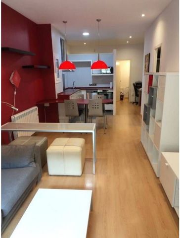 Découvrez votre nouvelle maison au cœur de l’Hospitalet ! Ce charmant appartement de 60 m² au total vous offre un espace cosy et moderne, idéal pour les célibataires ou les couples. Avec une chambre lumineuse et un salon-salle à manger qui vous invit...