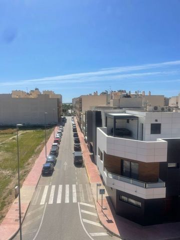 Dream Apartment in Callosa de Segura: Ideal for Singles, Couples and Investors **Prime location:** Discover this cozy two-bedroom apartment, located in one of the best areas of Callosa de Segura. Next to the charming Parque San Roque, you will enjoy ...