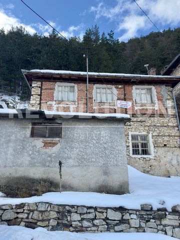 Revolution Estate presents to your attention a house in the village of Zabardo. It is located in the center of the village 10 km. from the natural phenomenon Wonderful Bridges. Area:Built-up area - 75sq.m. and garden 427sq.m Distribution: First floor...