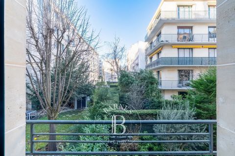 This 122m² (1,313 sq ft) family apartment enjoying unobstructed, leafy views is located on a quiet, sought-after street close to shops and Neuilly's top schools. On the 1st floor of a semi-rent, high-end building , the property has been fully renovat...