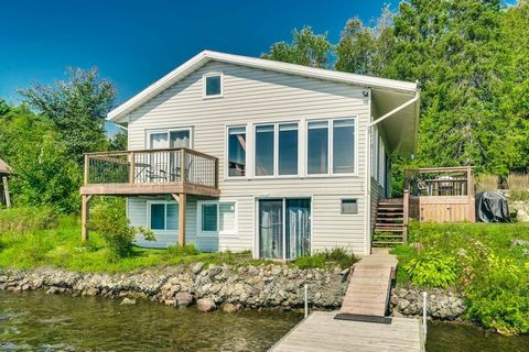 Wonderful 4 seasons cottage bordered by the Lièvre River. Enjoy a peaceful environment with your loved ones and create unforgettable moments. Enjoy that spacious chalet offering 2 bedrooms, 1 mezzanine, a fully finished basement as well as large wind...