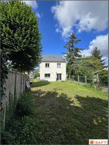 Située à Conflans-Sainte-Honorine (78700), cette maison charmante bénéficie d'un emplacement recherché proche des écoles et des commerces, offrant ainsi une qualité de vie agréable et pratique pour les résidents. De plus, la tranquillité et la conviv...