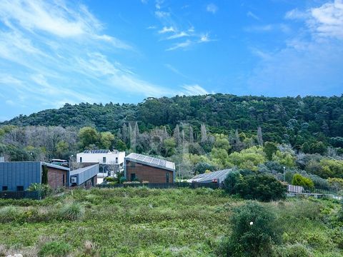 Plot of land to build a contemporary-style villa in the Sintra Hillside Várzea development, surrounded by countryside, overlooking the Serra de Sintra and located 30 minutes from the centre of Lisbon. Situated in a new urbanization in the surrounding...