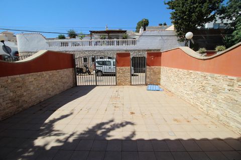 Prachtig ruim herenhuis met meerdere terrassen en een eigen garage gelegen in een rustige wijk van Torreblanca op loopafstand van het treinstation en het strand Het huis heeft een zeer groot entree terras op de begane grond is er een ruime woonkamer ...