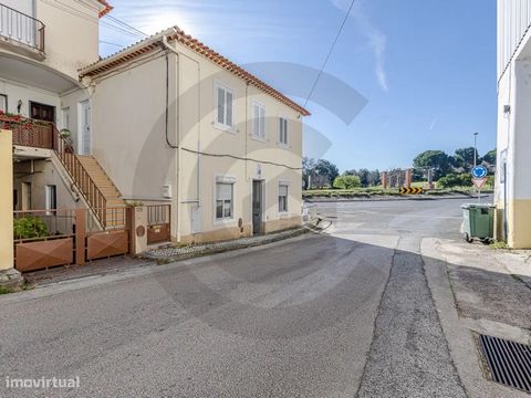 Maison au rez-de-chaussée sur la Rua de Stº António à Torres Novas, excellent emplacement, proximité privilégiée des services, des commerces, des écoles et de l’autoroute. Si vous souhaitez un placement en titres sans risque avec un bon rendement, c’...