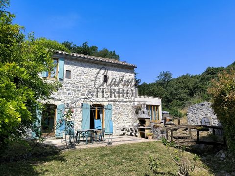 Located between Uzès and Barjac, in the countryside, former silkworm farm renovated on 9500m2 of land. On the edge of scrubland and with a flat meadow-type plot, the farmhouse consists of two separate houses. The main house on 2 levels offers a beaut...