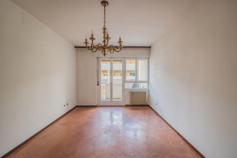 On Penegal Street in Gries, an exceptional apartment for rent awaits you in a quiet location close to all the amenities of daily life. The apartment spans two floors, the second and third, and promises excellent light conditions. With its three rooms...