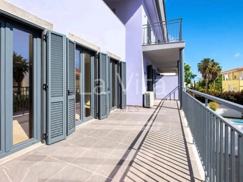 3 bedroom apartment - Cascais Historic Center Living in this house means immersing yourself in the history of Cascais and simultaneously in the modernity of this apartment. Come in and feel at home in this 3-bedroom apartment where you can enjoy Casc...