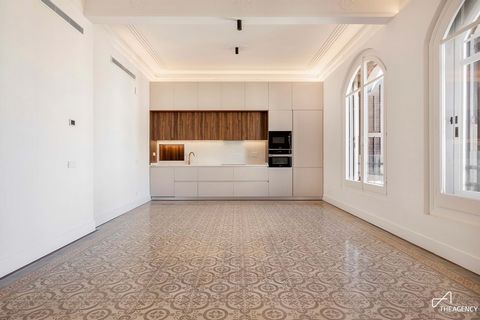 Located in the heart of Barcelona’s Quadrat d’Or, on the fourth floor of an impressive historic building typical of Eixample, this fully renovated apartment combines top-quality finishes with preserved original features. The restoration highlights un...