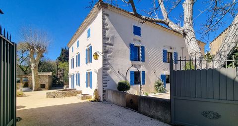 Moulin à eau du XVIIe siècle avec 5 chambres près de Carcassonne. Piscine et grange en pierre.\nCette propriété unique offre un confort moderne tout en conservant le charme et les caractéristiques de l'ancien moulin.\n\nUn double portail mène à un ch...