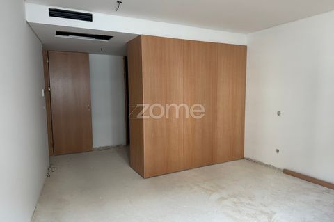 ID de l’établissement : ZMPT569126 Appartement neuf de 3 chambres avec ascenseur et place de parking à Guimarães Propriété avec de bonnes zones, un balcon et une place de parking. Il est situé dans un quartier calme du centre-ville. Grande exposition...