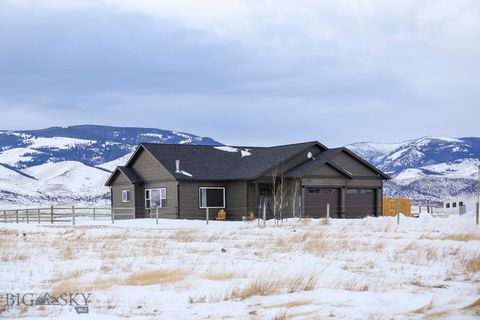 Disfrute de la belleza de Paradise Valley en esta casa de 3 dormitorios y 2.5 baños, construida en 2020, ubicada en 10+ acres. Rodeada de impresionantes vistas a la montaña Absaroka, esta propiedad ofrece la combinación perfecta de comodidad moderna ...