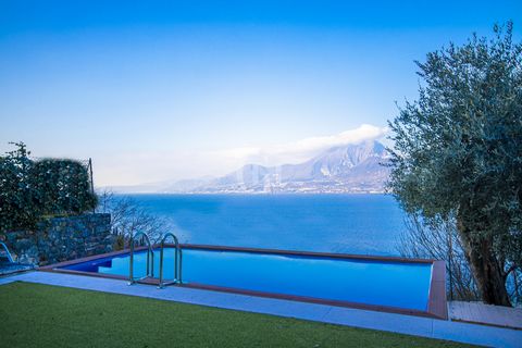 Esclusiva villa a schiera con vista lago nei pressi di Torri del Benaco Nel cuore della pittoresca frazione di Pai, a pochi minuti da Torri del Benaco, proponiamo una raffinata villa a schiera con una spettacolare vista panoramica sul lago. Costruita...