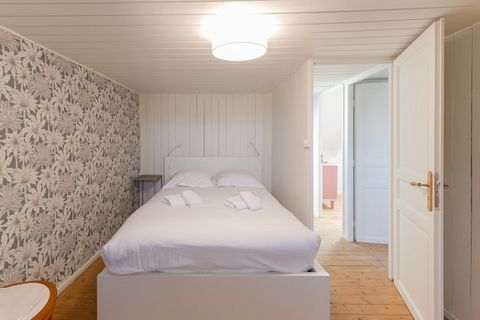 Dit gezellige en ruime huis in Ploudalmézeau, met 4 slaapkamers en een capaciteit voor 6 personen, ligt op een toplocatie aan het water, met een prachtige tuin en directe toegang tot een rotsstrand. De accommodatie beslaat 100 m² en biedt voldoende r...