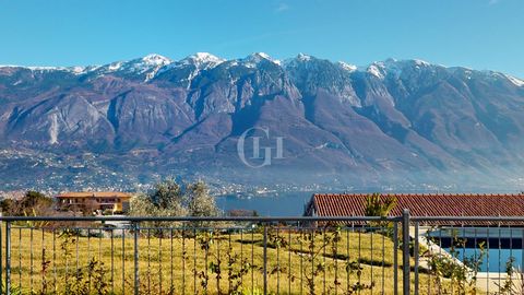 Nel cuore del Parco Alto Garda Bresciano, a Tremosine sul Garda, ci accoglie il Residence “La Quiete”, con un appartamento al piano terra e una spettacolare vista a 180° sul lago. Situato in uno dei borghi più belli d’Italia, questo appartamento vant...