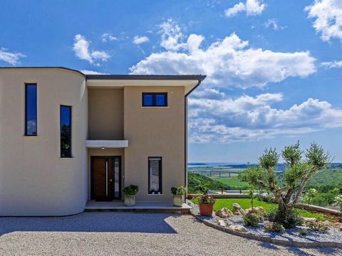 Villa mit Panoramablick auf das Meer in Brtonigla, ca. 7 km vom Meer entfernt! Sehr gefragte Prestigegegend! Die Gesamtfläche beträgt 370 m². Die Grundstücksfläche beträgt 576 m². Die Architektur der Villa fügt sich durch Form und Farbe harmonisch in...