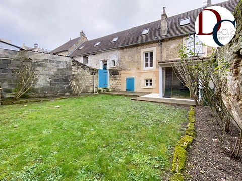 Nel cuore di un villaggio situato a 15 minuti da Chantilly, DeClip Immo presenta in vendita una bellissima casa con giardino, ideale per un primo acquisto o per una coppia e un bambino. Apprezzerete il suo ingresso con ripostiglio, una cucina attrezz...