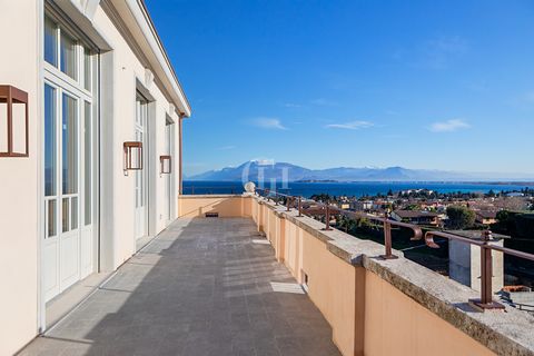 In uno degli angoli più esclusivi e panoramici del Lago di Garda, sorge una nuova e rinomata residenza di lusso: VILLA DEL SOLE. Questa villa elioterapica, risalente ai primi anni del '900, si distingue per la sua stupenda vista lago ed un ampio parc...