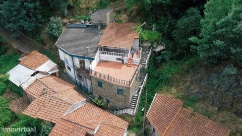 À Segade, dans la municipalité de Miranda do Corvo, vous trouverez cette charmante villa, immergée en pleine nature, avec une vue imprenable sur la rivière Ceira ! Disposée sur 4 étages, elle ne manquera pas de ravir ses nouveaux propriétaires. Au re...