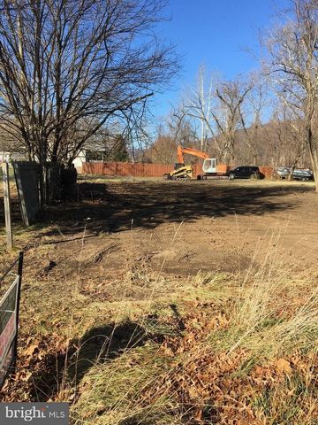 5 adjacent deeded lots in Keyser. Flat parcel that should support 5 single wide manufactured homes and possibly 8-10 tiny homes. Should support 5 single family homes OR 2 duplexes (4 units) plus one single family detached OR Manufactured Home (Tiny H...