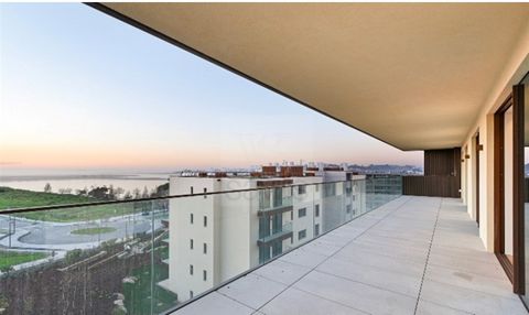 3 bedroom apartment in the private condominium of Quinta Marques Gomes, facing west. With generous areas, the living room with open equipped kitchen continues onto a large terrace with views of the mouth of the Douro River. The three suites also have...