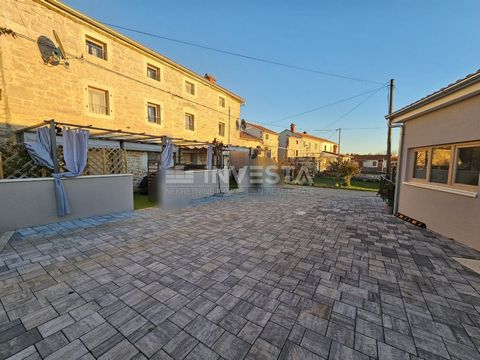 Cette magnifique maison en pierre double près de Poreč est idéale pour ceux qui recherchent une combinaison de style istrien authentique et de confort moderne. Informations de base : Surface de la maison : 140 m² (rez-de-chaussée, premier étage et gr...