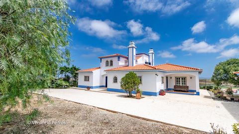 THE ADDED VALUE OF THE PROPERTY: Detached 5 bedroom villa/farm, located at the top of the hill, with a plot of 7.746 m², complete privacy, countryside and sea views, 4.5km from the beach of Assenta and 14km from the village of Ericeira. PROPERTY DESC...