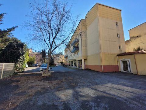 Dpt Gard (30), ALES à vendre idéal investisseur, local professionnel 434m² environ avec deux patios au RDC et à plain pied dans une très belle résidence à l'angle de la rue Jean julien Trelis et du boulevard Gambetta, proche clinique Bonnefon. les lo...