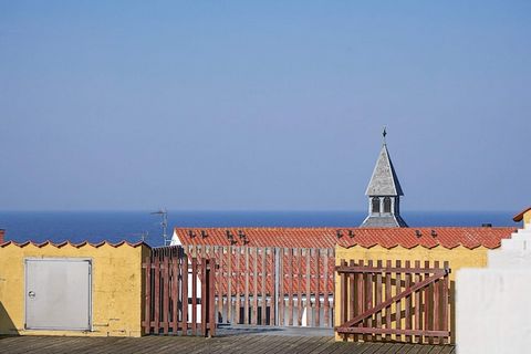 Appartamento nel mezzo dell'idilliaca città di Gudhjem. Qui si vive comodamente nel cuore della città forse più famosa dell'isola e dalla terrazza si gode di una vista sul mare. L'appartamento dispone di banda larga in fibra. Piscina comunale all'ape...