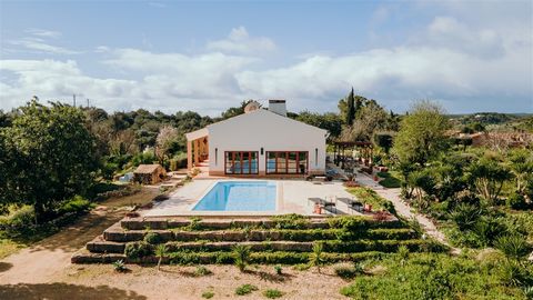 Une villa de 3 chambres entièrement rénovée de haut standing avec une vue imprenable, piscine et jardin. Situé dans une zone archéologique calme. Se compose d´un grand salon/salle à manger avec un haut plafond, un grand feu de bois, des fenêtres tout...