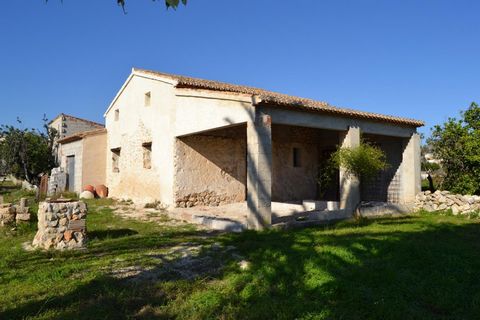 Country house of 180 m² construction on a 2910 m² plot with good open views The house has been partly restored and at the moment is nearly diaphanous so that a new layout can be made Ample open naya small internal courtyard and double height ceilings...