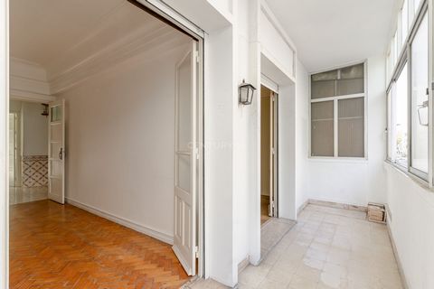 Are you looking for a one-bedroom apartment (T1) with a spacious terrace , near by Gomes Freire Street, Lisbon? We present this charming T1 apartment with generous indoor spaces and a shared outdoor terrace, perfect for creating your outdoor retreat ...