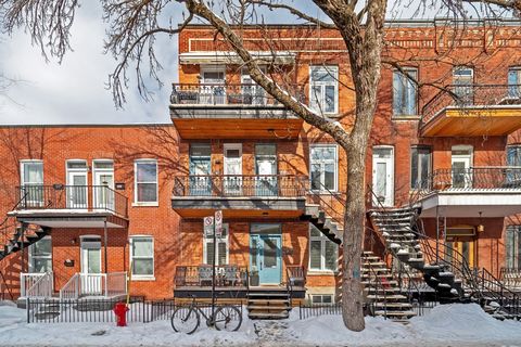 Just steps from Lafontaine Park, this splendid ground-floor unit with three bedrooms combines charm and modernity. With its 9-foot ceilings, turnkey space, and refined finishes, it offers absolute comfort. You'll find a host of amenities: walk-in clo...