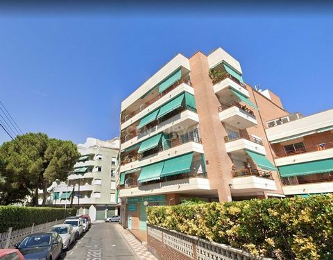 Local commercial à vendre situé au coeur de Pineda de Mar, à 2 pâtés de maisons du Passeig Marítim et de la plage. Situé au niveau de la rue, il a une superficie de 55,80 m² utiles très bien répartis, il a de nombreuses possibilités d'exploitation po...