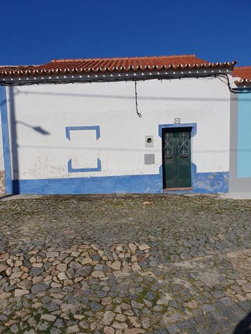 Moradia tipologia T2, com um casa de banho, sala, cozinha e arrumos. Tem um terraço e um bom quintal, com cerca de 110 m2. Onde entre várias opções. Pode construir uma piscina, garagem, boa área para convívio. É servida por água e luz da rede Pública...