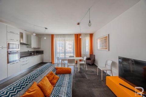 Na sprzedaż są dwa wyjątkowe trzypokojowe apartamenty, oba niedawno odnowione w 2018 roku z najwyższą starannością i dbałością o szczegóły. Pierwszy apartament, zlokalizowany na 1 piętrze budynku, wita Cię otwartą i żywą koncepcją pokoju, bardzo jasn...