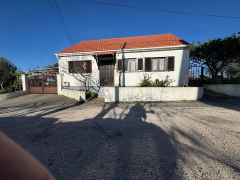 Located in the Parish of Vila Cã, this house ready to move in, located on a plot of land with an area of 600m2, with a fenced backyard composed of several fruit trees, with a well and has a unique sun exposure. This house consists of three bedrooms, ...