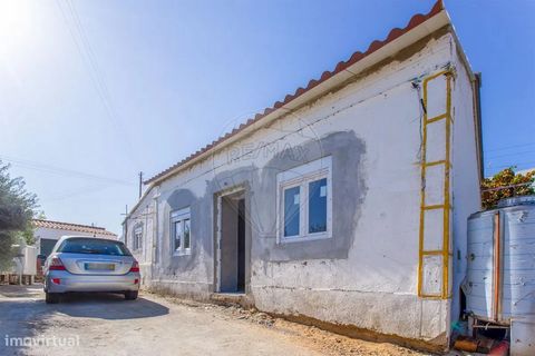 Découvrez votre refuge dans les montagnes de l’Algarve ! Cette charmante maison de village dans la ville de Cortes Pereiras, municipalité d’Alcoutim , est prête à prendre une nouvelle vie avec votre touche personnelle. Avec 3 chambres à coucher, salo...