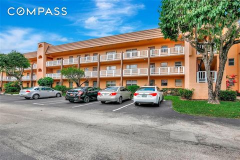 Descubra la conveniencia y el confort en esta unidad de condominio ubicada en la deseable comunidad 55+ Sunrise Lakes, Fase III. Disfruta de pacíficas vistas al agua desde el balcón y una amplia vida en un vibrante complejo con comodidades excepciona...