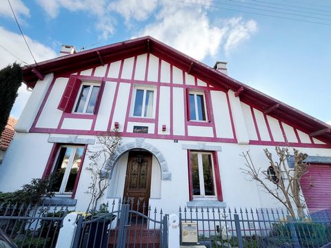 LOURDES - Dans quartier résidentiel à deux pas du centre-ville, maison de caractère de 186 m2 offrant de beaux volumes. Elle se compose au rez-de-chaussée d'une entrée, une pièce de vie avec cheminée, une cuisine avec accès buanderie et accès terrass...